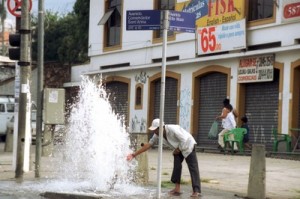 Empresas de saneamento despediçam 40% da água distribuída. Foto: Evelson de Freitas 