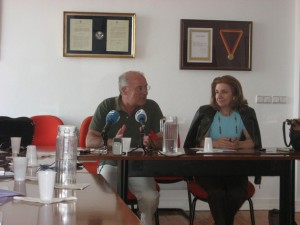 Armenio Carlos e Deolinda Machado, da Comissão Executiva da CGTP, informam a correspondentes estrangeiros sobre grande adesão à greve geral de ontem. Foto: Mario Queiroz/IPS  