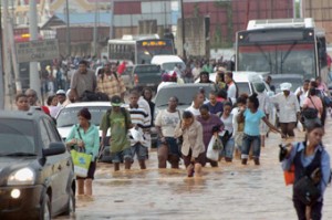 Moradores de Porto Espanha abrem caminho em áreas inundadas. Foto: Desmond Brown/IPS