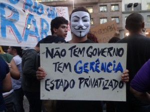 Jovens da classe média questionam a gestão do governo de Dilma Rousseff com relação aos investimentos públicos. Foto: Fabiana Frayssinet/IPS