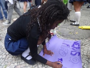 A estudante Stephany Gonçalves dos Santos escreve seu politizado cartaz. Foto: Fabiana Frayssinet/IPS