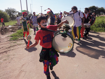 Menino participa da marcha que seguiu da praça central de Malvinas Argentinas até o prédio bloqueado onde a Monsanto tenta construir uma unidade. Foto: Fabiana Frayssinet/IPS