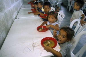Crianças recebem refeições quentes em Chigorodo, Urabá, na Colômbia. Foto: ACNUR/P. Smith