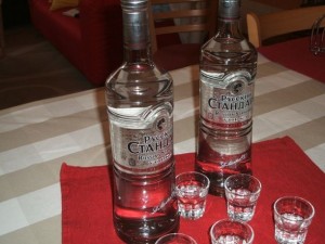 Garrafas e copos de vodka, a aguardente por excelência da Rússia, cujo consumo está deixando um rastro de morte. Foto: Pavol Stracancsky/IPS