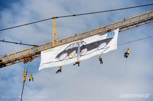 Ativistas estendendo banner. Foto: © Eric De Mildt / Greenpeace
