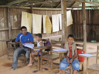Escola da aldeia Paquiçamba, do povo juruna, nas margens do rio Xingu em sua Volta Grande, na Amazônia brasileira, que apesar de não ficar inundada pela represa da hidrelétrica de Belo Monte, verá o fluxo de água diminuir consideravelmente. Foto: Mario Osava/IPS