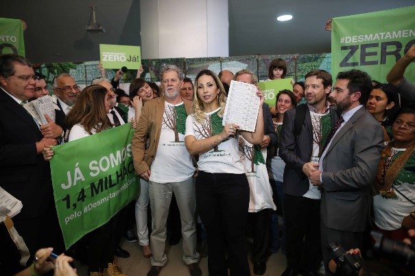A funkeira Valesca Popozuda esteve no Congresso para demonstrar seu apoio ao Desmatamento Zero. Foto: © Adriano Machado / Greenpeace