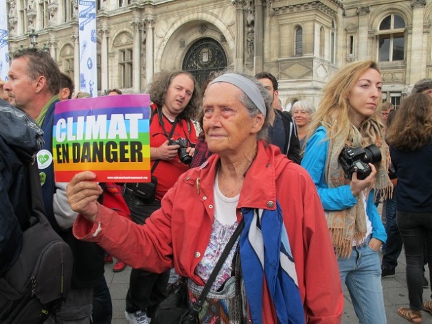 “Clima em perigo”, adverte o cartaz dessa manifestante durante a Marcha do Povo pelo Clima, realizada em Paris no dia 21 de setembro de 2014. Foto: A. D. McKenzie/IPS 
