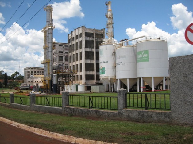 Uma usina de açúcar e etanol na cidade de Sertãozinho, no Estado de São Paulo. A indústria da cana retrocedeu no Brasil durante o governo de Dilma Rousseff, por seu subsídio à gasolina, golpeando seu competidor direto, o etanol. Foto: Mario Osava/IPS