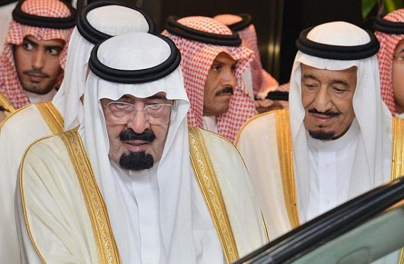 O falecido rei Abdalá (esquerda) e seu irmão mais novo, Salmão bin Abdulaziz, o monarca da Arábia Saudita. Foto: Tribes of the World/cc by 2.091