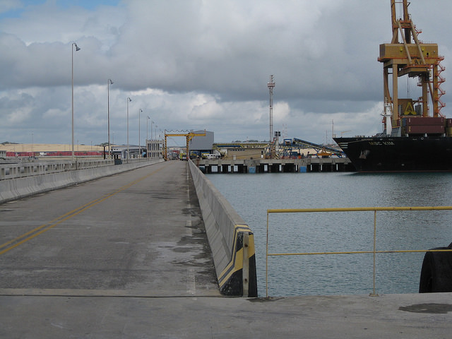O porto de Pecem, no Ceará, um dos maiores complexos portuários e industriais do norte do Brasil, perdeu vários projetos pautados em seu plano original, devido à crise da Petrobras e à recessão econômica. Foto: Mario Osava/IPS