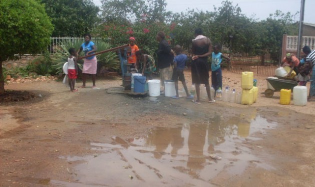 A água deixou de ser abundante e as mulheres precisam fazer fila em um poço de Bulawayo, no Zimbábue, que atravessa uma grave crise de água subterrânea devido à escassez de chuvas. Foto: Ignatius Banda/IPS