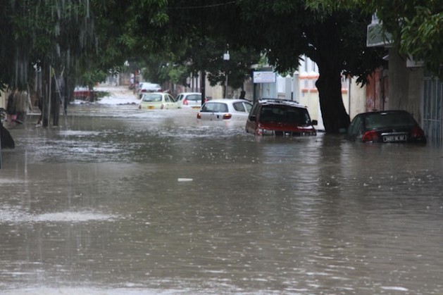 As inundações devastaram a capital de Mauricio, Port-Louis, em março de 2013. A mudança climática anuncia mais fenômenos meteorológicos extremos nos próximos anos. Foto: NasseemAckbarally/IPS 