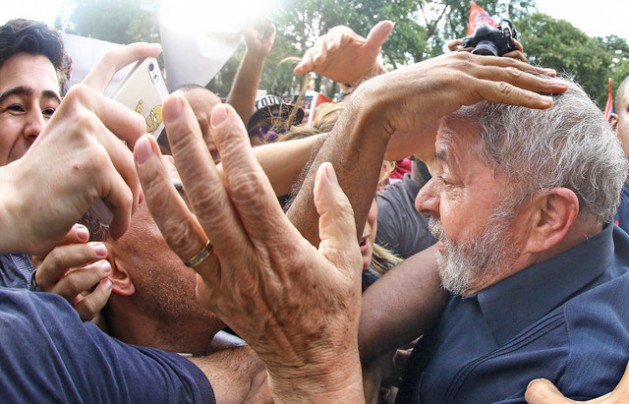 O ex-presidente Luiz Inácio Lula da Silva (direita), retorna à sua residência em São Bernardo do Campo, em meio ao apoio de seus seguidores, após ser levado para depor, por três horas, sobre sua suposta vinculação com o maior escândalo de corrupção da história do Brasil. Foto: Ricardo Stuckert/Instituto Lula