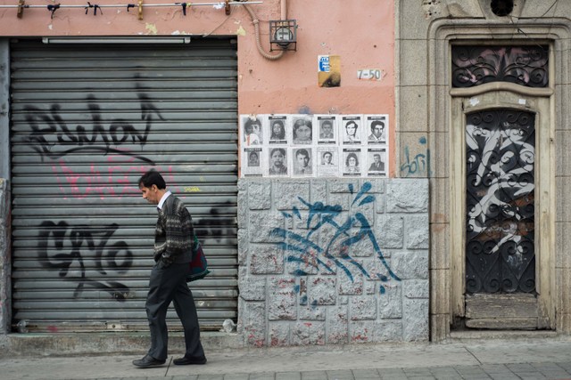Cartazes de desaparecidos da guerra civil em uma rua da Cidade da Guatemala. Foto: Ximena Natera/IPS 
