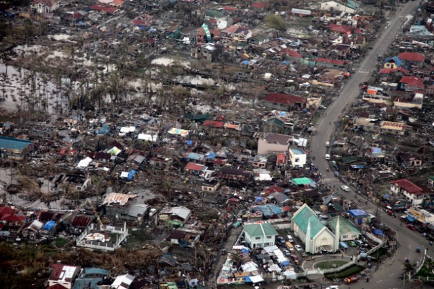 Tacloban, nas Filipinas, uma das zonas mais devastadas pelo supertufão Haiyán, em novembro de 2013. A passagem do ciclone coincidiu com a negociação climática da COP 19 e serviu de cenário para uma negociação sobre mecanismos de danos e perdas. Foto: Russell Watkins/Departamento para o Desenvolvimento Internacional das Filipinas