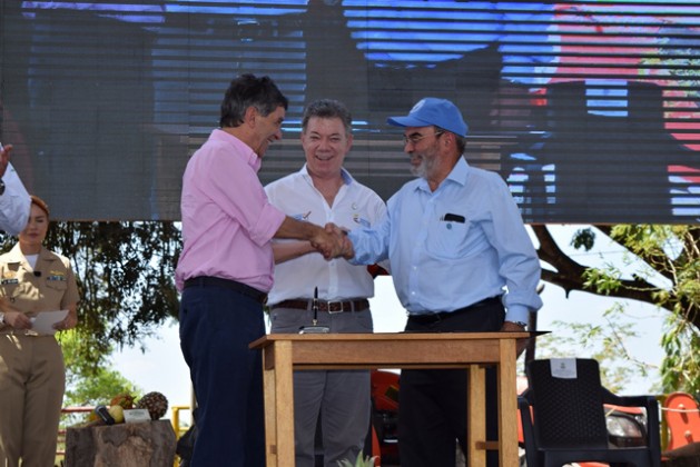 O diretor-geral da FAO, José Graziano da Silva (direita), com o presidente da Colômbia, Juan Manuel Santos (centro), e o ministro para o pós-conflito, Rafael Pardo, durante a assinatura de um acordo para o desenvolvimento rural nesse país. Foto: FAO
