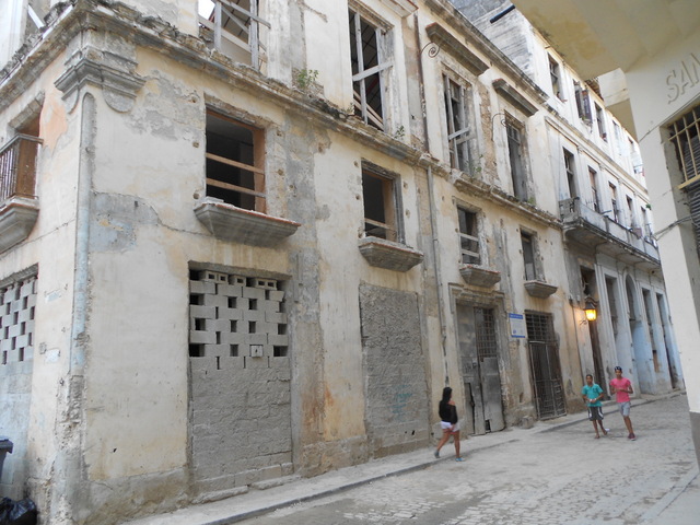 Edifício em reforma em Havana, capital de Cuba. Os países em desenvolvimento querem que da Habitat III saia o financiamento necessário para promover a nova agenda para as cidades, que deverá ser articulada pela ONU Habitat. Foto: Cortesia de Emilio Godoy