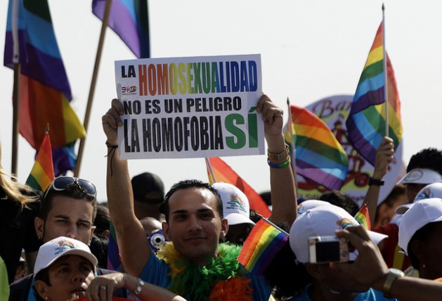 “A homossexualidade não é o perigo, a homofobia é”, podia-se ler em um cartaz nas mãos de um ativista da comunidade LGBTI, durante uma manifestação na capital de Cuba. Foto: Jorge Luis Baños/IPS