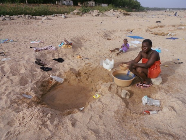 Lara Adama cava um poço em busca de água no leito seco de um rio em Dumai, no norte de Camarões. Foto: Monde Kingsley Nfor/IPS