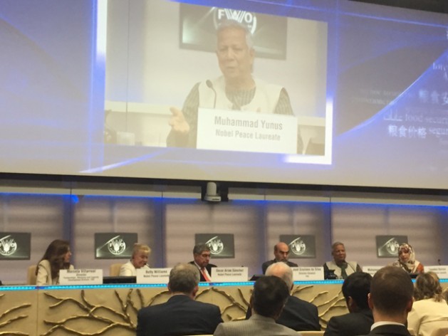 Muhammad Yunus se dirige aos participantes do lançamento da Aliança pela Segurança Alimentar e a Paz FAO-Prêmios Nobel. Foto: IPS