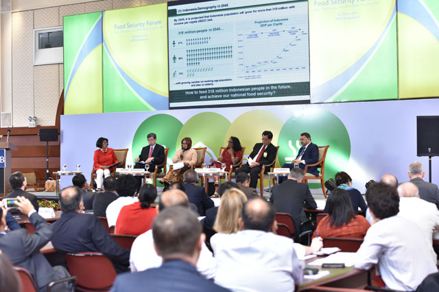 A diretora-geral da IPS, FarhanaHaqueRahman, foi moderadora da mesa-redonda de líderes dedicada ao futuro da alimentação. Foto: Banco de Desenvolvimento Asiático