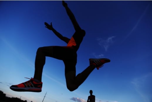 Atleta salta em pista no Tocantins, um dos Estados que poderão ter restrições à prática de esportes num cenário de altas emissões. Foto: Roberto Castro/Ministério do Esporte
