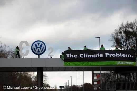Protesto do Greenpeace na Alemanha contra Volkswagen, que adulterou milhões de carros a diesel para disfarçar emissões em testes. Foto: Michel Loewa/Greenpeace