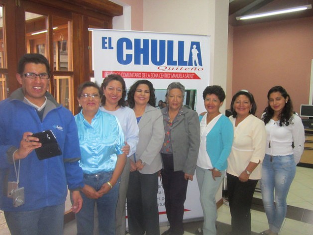 Parte da equipe do El Chulla,de Quito, incluindo Pilar Guacho (terceira a partir da esquerda), editora do jornal, e Elsa Mejía (quinta a partir da esquerda), a “avó” da redação. Foto: Mario Osava/IPS