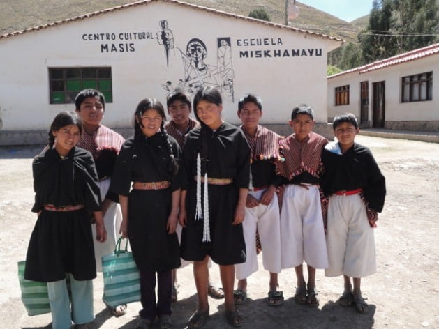  Estudantes indígenas diante da Unidade Educacional Miskhamayu, em uma isolada região dos Andes bolivianos. Muitos alunos chegam após percorrerem diariamente mais de 12 quilômetros por sua acidentada geografia desde suas comunidades, para repetir o trajeto ao final das aulas. Foto: MarisabelBellido/IPS