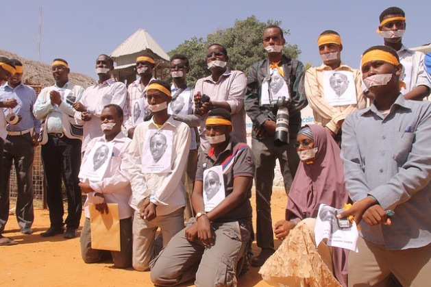 Jornalistas somalianos protestando, no dia 27 de janeiro de 2013, contra a detenção de seu colega AbdiazizAbdinur Ibrahim, preso por escrever uma matéria sobre uma mulher violada em grupo por soldados das forças regulares Foto: AbdurrahmanWarsameh/IPS