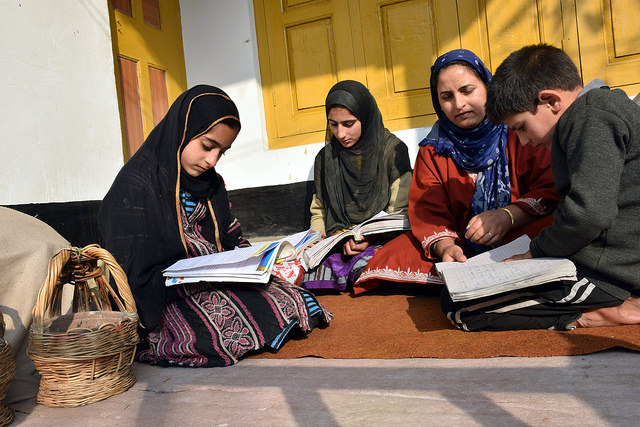 Mariya Arjumand e Fazl Sareer estudam em sua casa na aldeia de Shurat, já que as escolas foram fechadas em julho devido à instabilidade política na Caxemira. Foto: Stella Paul/IPS