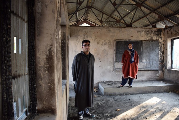 Shugufta Barkat e seu irmão Rasikh Barkat, ex-professora e aluno, respectivamente, da escola secundária pública de Kulgam, um dos centros de ensino da Caxemira que foram incendiados recentemente. Foto: Stella Paul/IPS