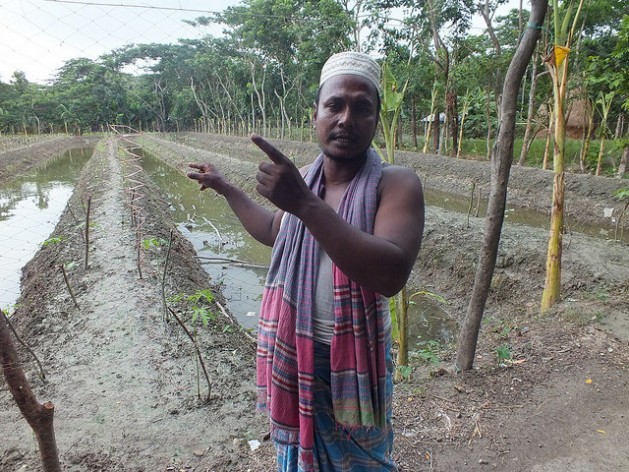 O agricultor de Bangladesh Aktar Hossain utiliza o modelo Sarjan. Foto: NaimulHaq/IPS 