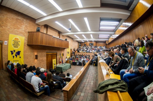 Participantes da bianual Semana Internacional da Sociedade Civil, realizada em Bogotá, à espera do começo de um dos atos, em uma das salas que acolheu o encontro de aproximadamente 900 ativistas de mais de cem países. Foto: Civicus
