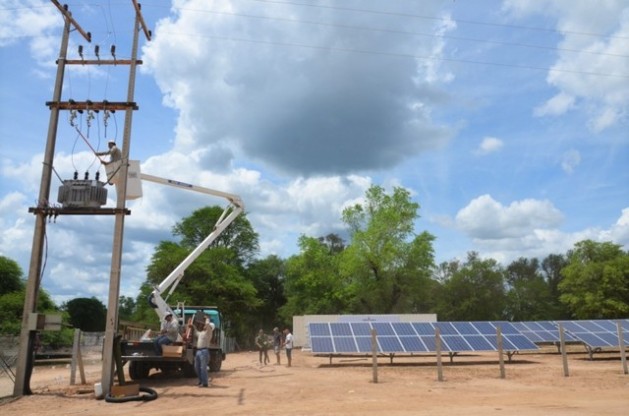 Operários revisam a rede elétrica do primeiro projeto de geração descentralizada de energia solar e eólica,na Primeira Divisão de Cavalaria, na extensa e pouco habitada região do Chaco, no Paraguai. Foto: Parque Tecnológico de Itaipu