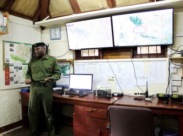 Esta foto, de maio deste ano, mostra instrumentos de alta tecnologia utilizados com o Google Maps pela Lewa Wildlife Conservancy, no norte do Quênia, onde cerca de mil guardas florestais do Serviço de Vida Silvestre vigiam a área. Foto: ManipadmaJena/IPS