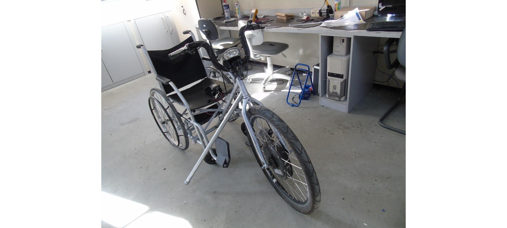 Estudantes transformam cadeira de rodas em triciclo