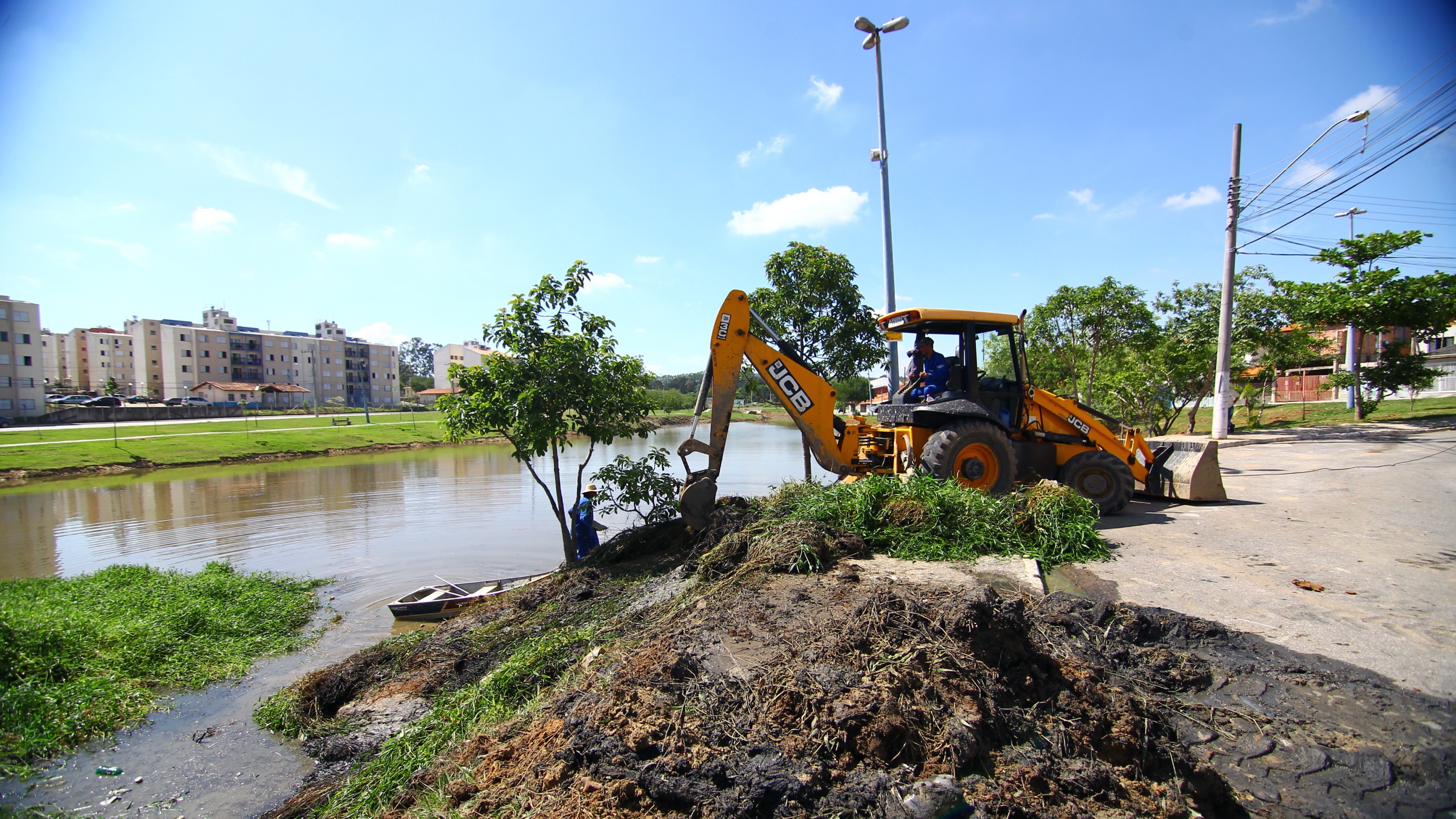 Limpeza de dois lagos retira volume fantástico de lixo em São José dos Campos