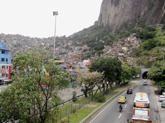 As favelas superpovoadas sobre os morros do Rio de Janeiro continuam sendo impenetráveis para o transporte público. Foto: Fabíola Ortiz/IPS