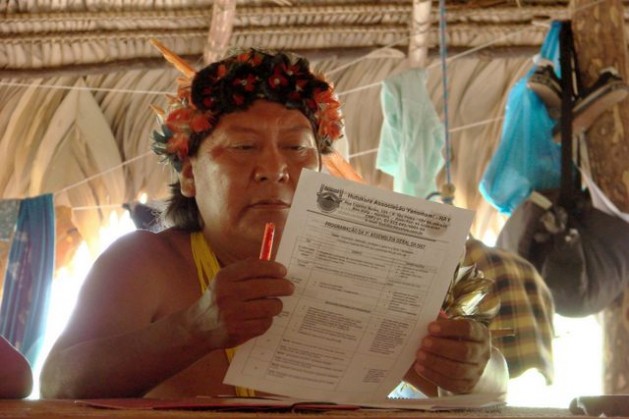 O ameaçado líder Davi Kopenawa durante uma assembleia da Hutukara Associação Yanomami. Foto: Cortesia de Luciano Padrã/Cafod