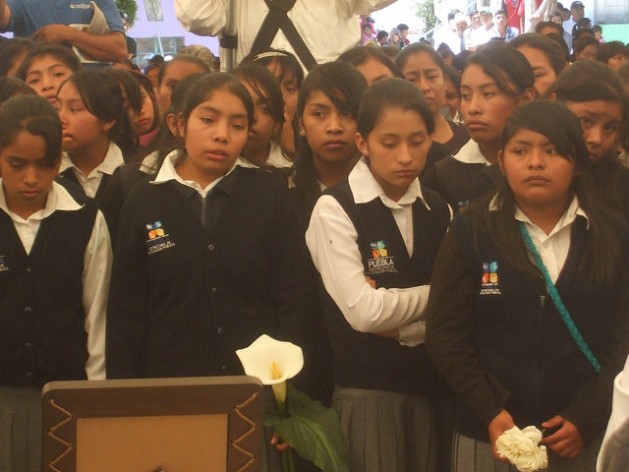 Estudantes da escola secundária onde estudava José Luis Alberto Tehuatlie, durante o funeral do jovem, no dia 22 de julho, no povoado de San Bernardino Chalchihuapan, no Estado de Puebla. Foto: Daniela Pastrana/IPS