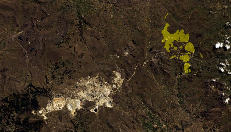 Vista de satélite da extensa mina de ouro de Yanacocha, construída duas décadas atrás com financiamento do IFC. Os moradores locais se posicionaram contra a extensão planejada da mina – chamada de Conga, assinalada em verde - alegando preocupação com a exploração econômica e a destruição ambiental. Fontes: USGS, NASA, Newmont Mining Corporation