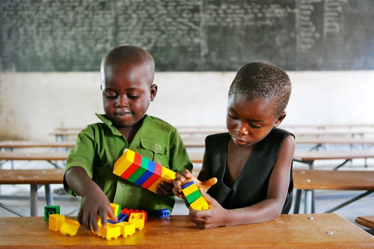 Crianças brincando na Escola Primária Shirichen, em Zimbábue. Foto: UNICEF/Giacomo Pirozzi