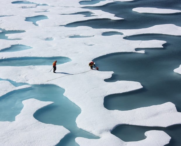 Pesquisadores medem gelo marinho no Ártico. Foto: ClimateVisuals