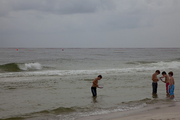 Meninos na praia Orange, no Alabama, nos Estados Unidos. Foto: Erika Blumenfeld/IPS 