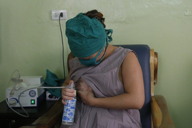 A doadora Aliana Martínez durante o processo de extração de leite materno que depois será processado pelo banco de leite Fonte deVida, do Hospital Materno Infantil 10 de Outubro, em Havana, Cuba. Foto: Jorge Luis Baños/IPS