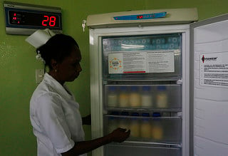 A enfermeira Asunción Tellez mostra uma geladeira de conservação utilizada no banco de leite materno Fonte de Vida, no Hospital Materno Infantil 10 de Outubro, em Havana, Cuba. Foto: Jorge Luis Baños/IPS