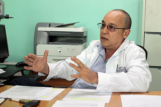Roberto Álvarez Fumero, chefe do Departamento Materno Infantil do Ministério de Saúde Pública, conversou com a IPS na sede dessa pasta em Havana, Cuba. Foto: Jorge Luis Baños/IPS 