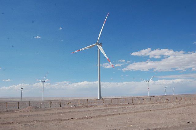 Moinhos de vento em Calama, no deserto de Atacama, norte do Chile. O país possui alto potencial em energias renováveis não convencionais, mas os projetos para seu desenvolvimento podem ser afetados pela queda dos preços do cobre, fonte de seu financiamento. Foto: Marianela Jarroud/IPS 